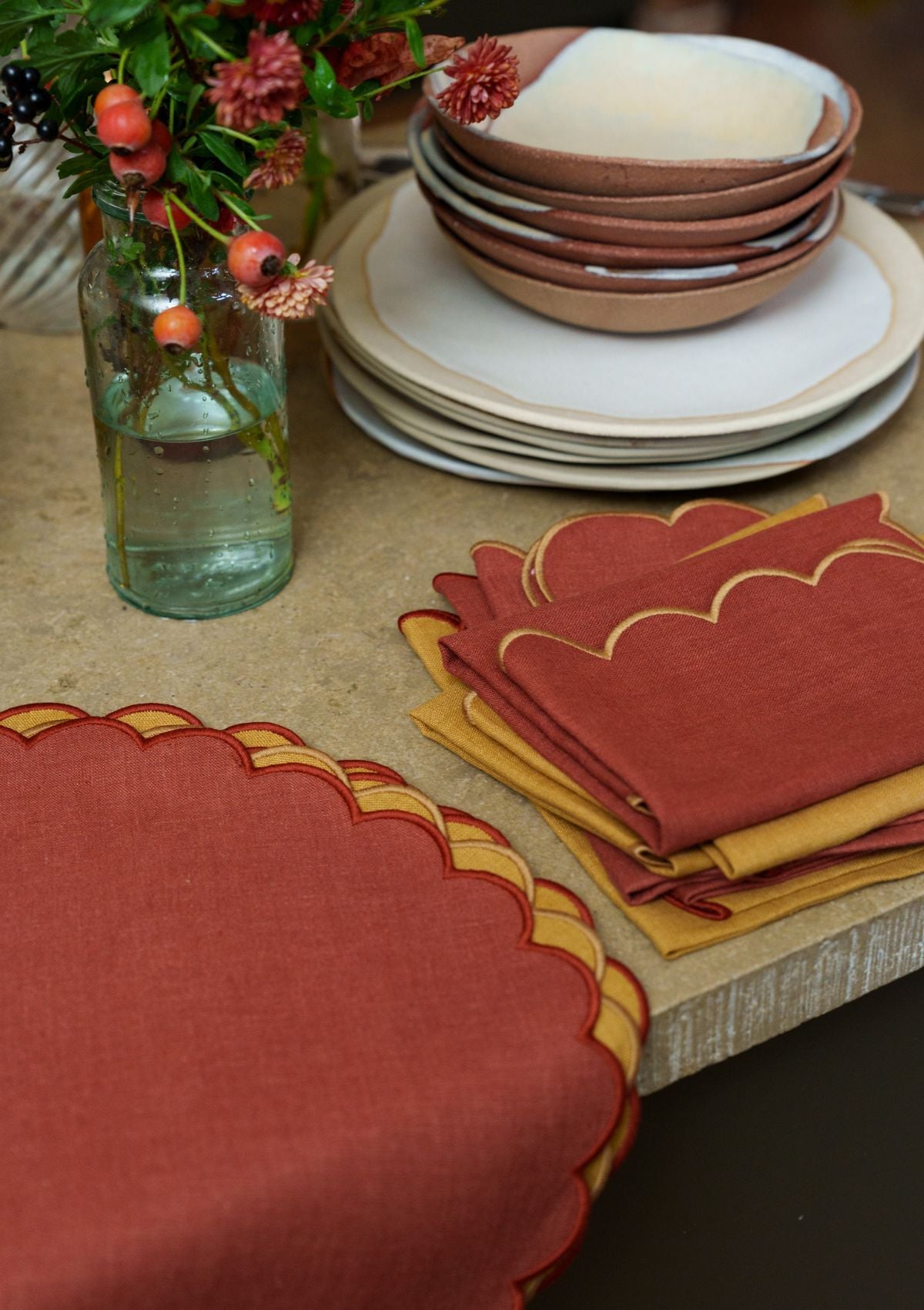 Les serviettes de table festonnées en lin Tomette & Ocre jaune (lot de 2)