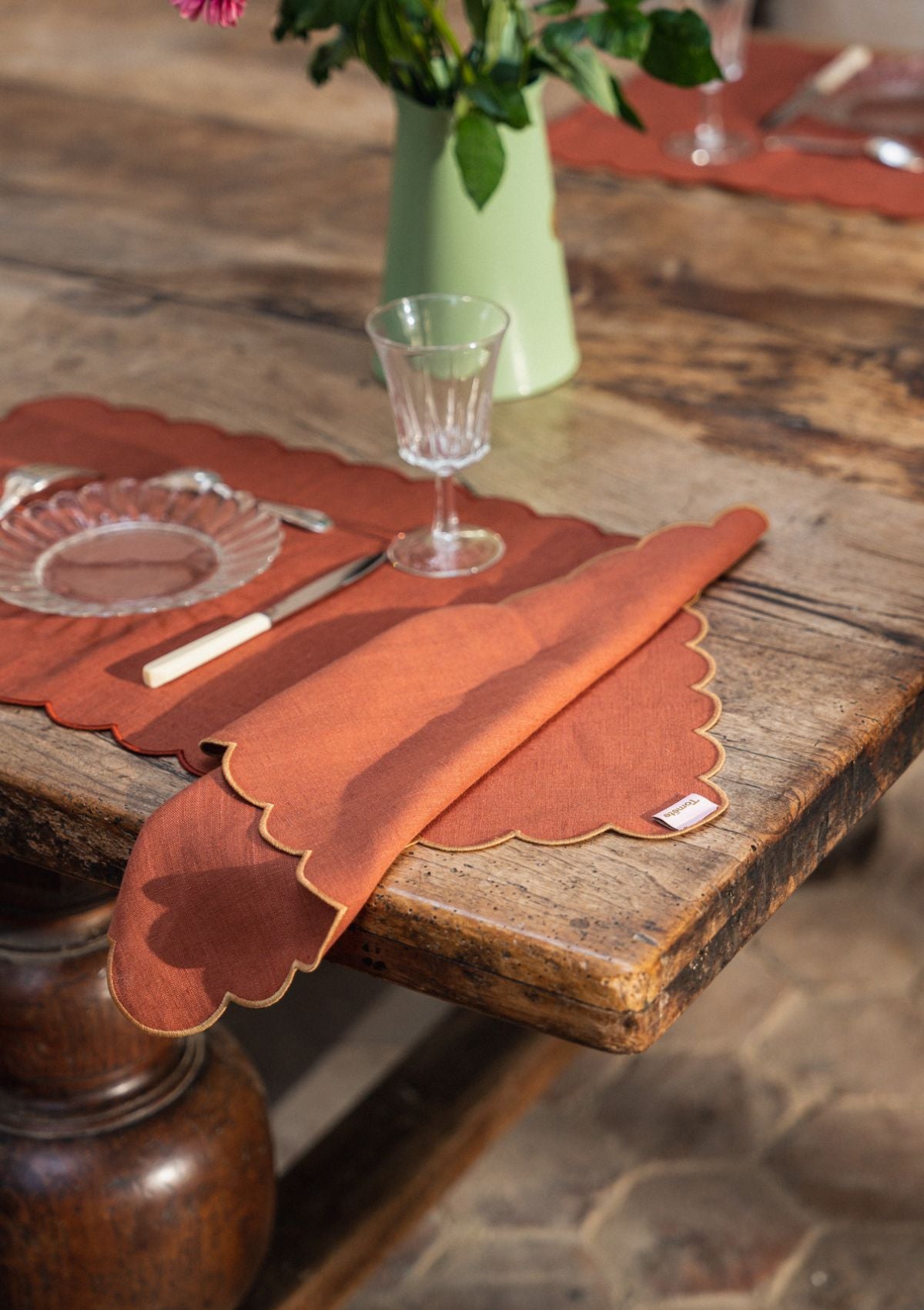 Les serviettes de table festonnées en lin Tomette & Ocre jaune (lot de 2)
