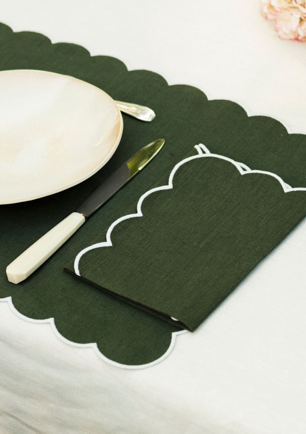 Les serviettes de table festonnées en lin Vert forêt & Blanc (lot de 2)