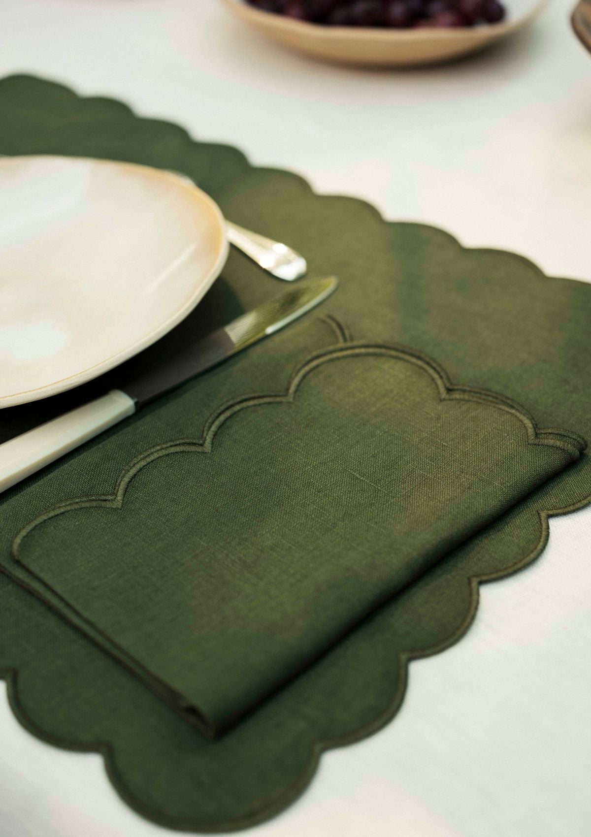 Forest green scalloped linen napkins (set of 2)