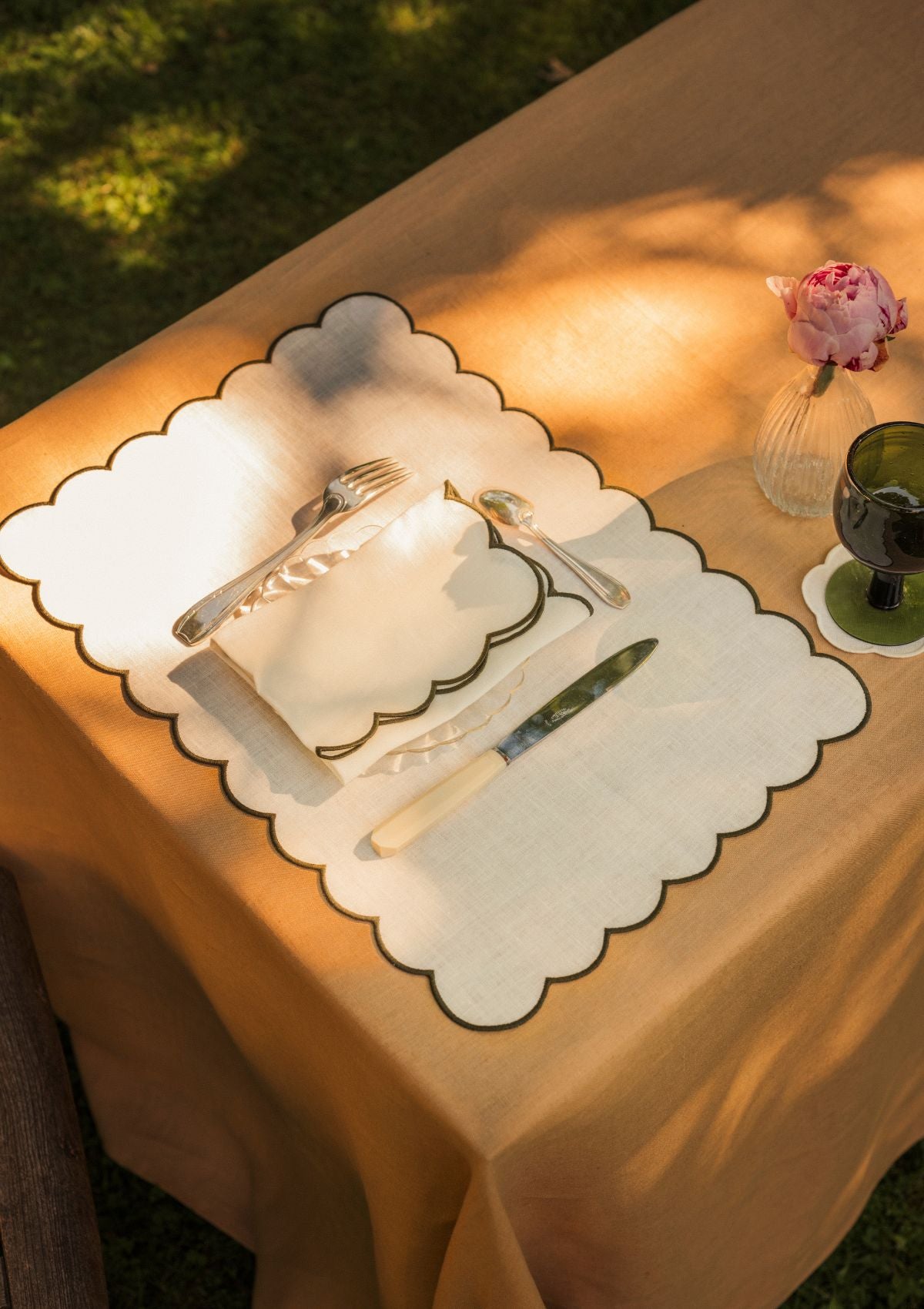 White & slate blue scalloped rectangular linen placemats (set of 2)