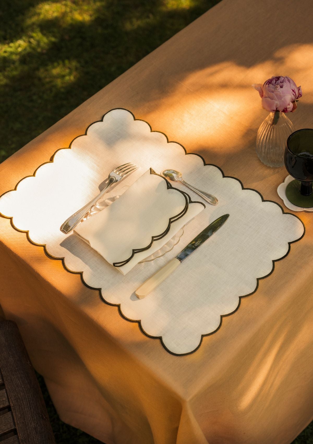 Les sets de table rectangulaires festonnés en lin Blanc & Vert forêt (lot de 2)