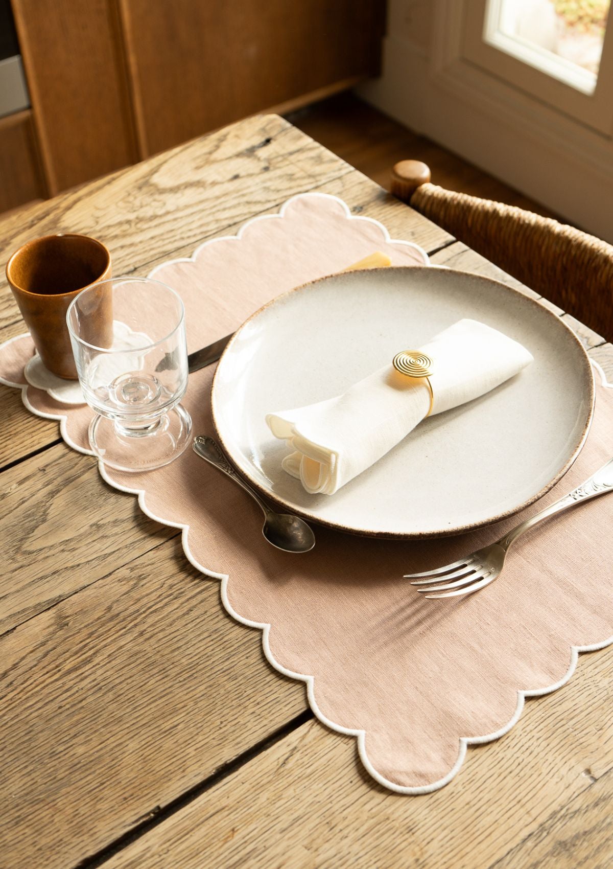 Les sets de table rectangulaires festonnés en lin Rose poudré & Blanc (lot de 2)