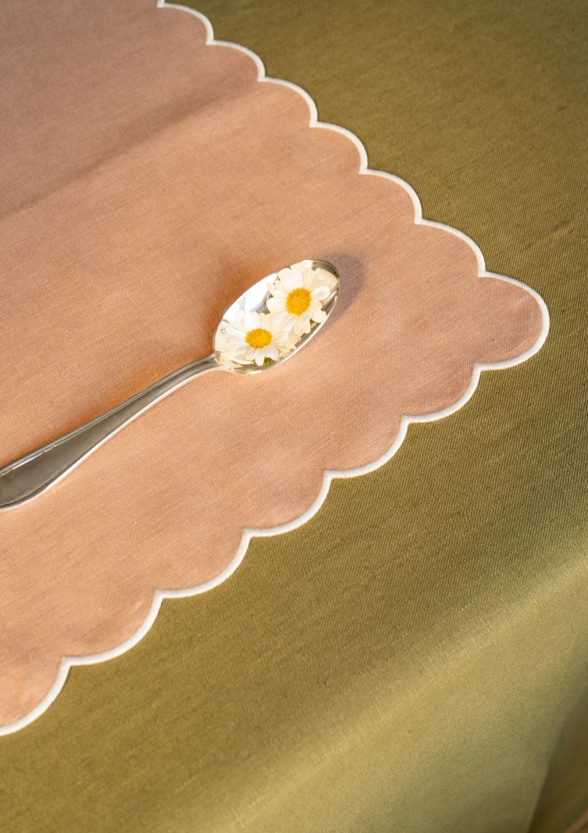 Scalloped rectangular placemats in Powder pink & White linen