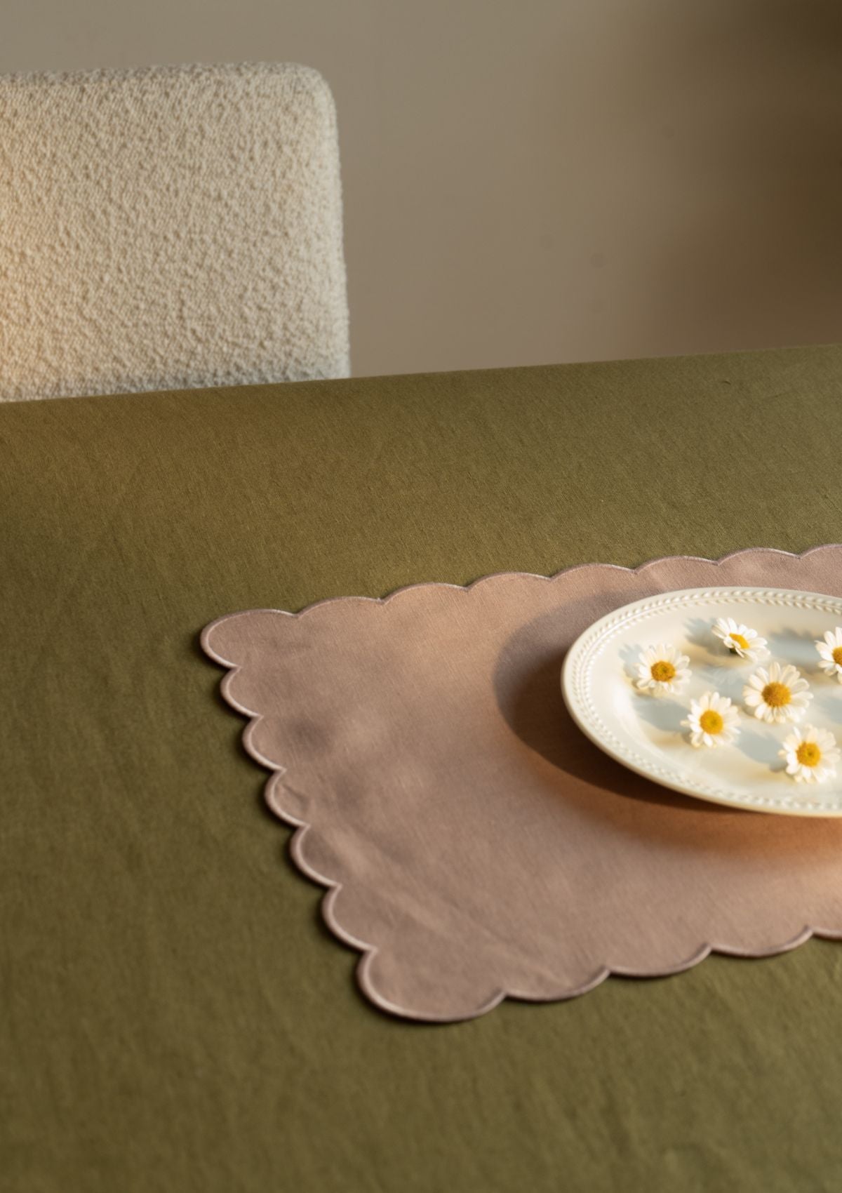 Scalloped rectangular placemats in Powder pink linen