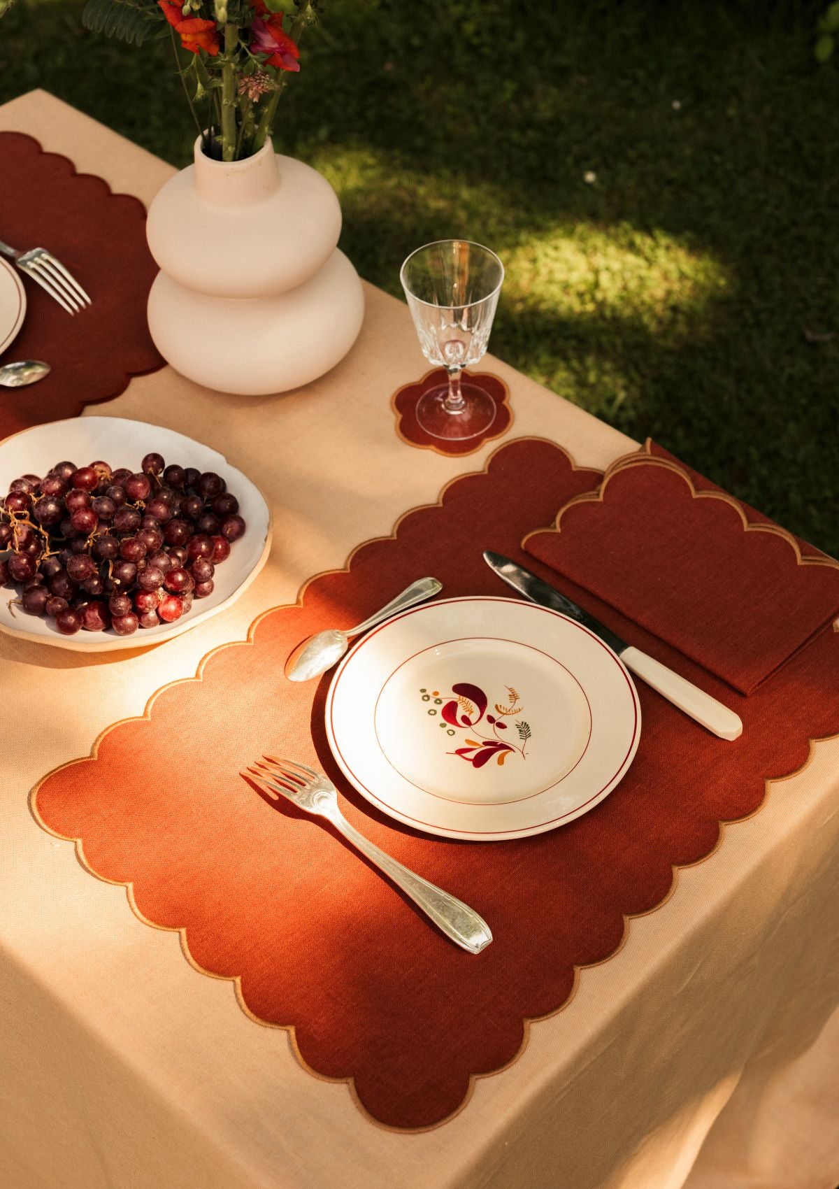 Les sets de table rectangulaires festonnés en lin Tomette & Ocre jaune (lot de 2)