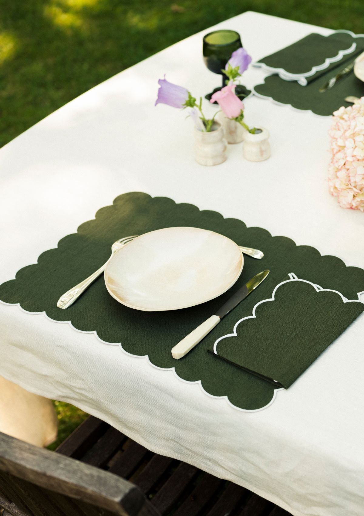 Forest green & white scalloped rectangular linen placemats (set of 2)
