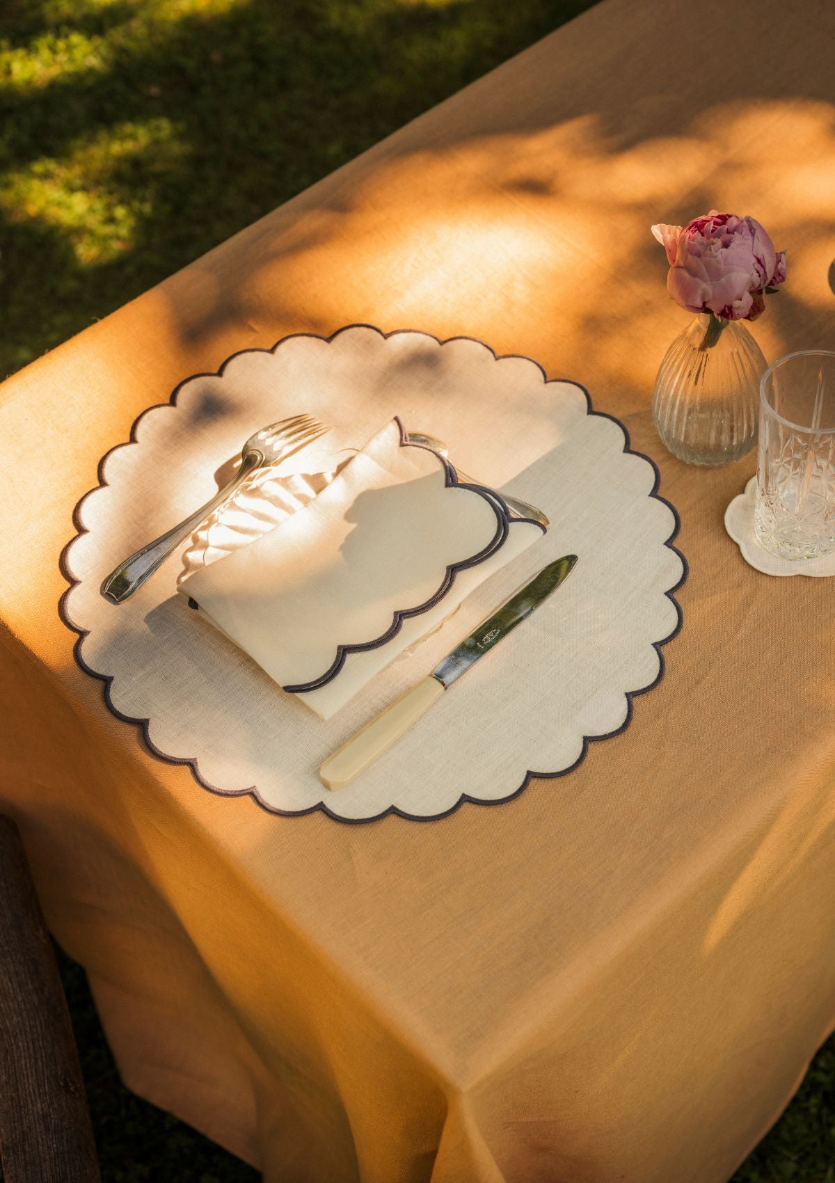 Les sets de table ronds festonnés en lin Blanc & Bleu ardoise (lot de 2)