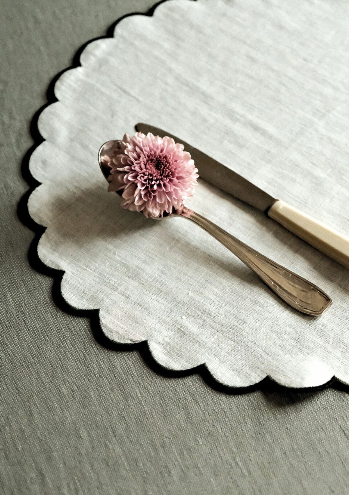 Les sets de table ronds festonnés en lin Blanc & Vert forêt (lot de 2)