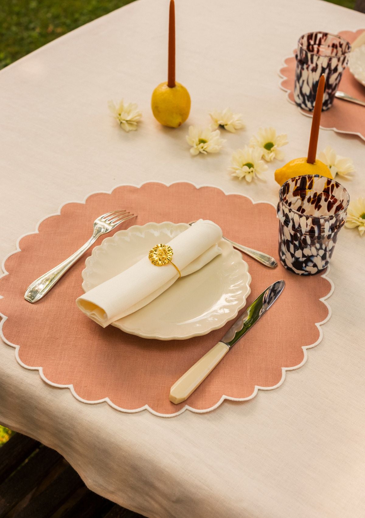 Scalloped round placemats in Powder pink & White linen