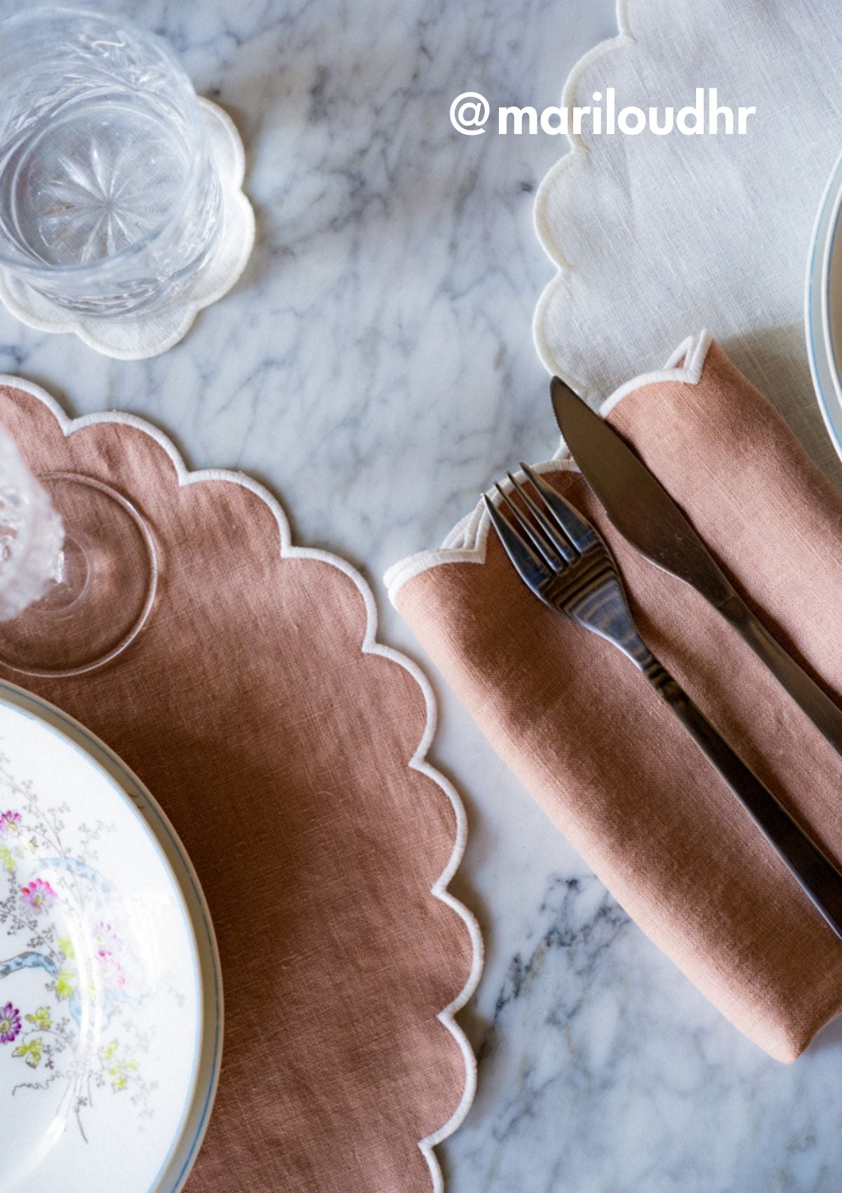 Scalloped round placemats in Powder pink & White linen