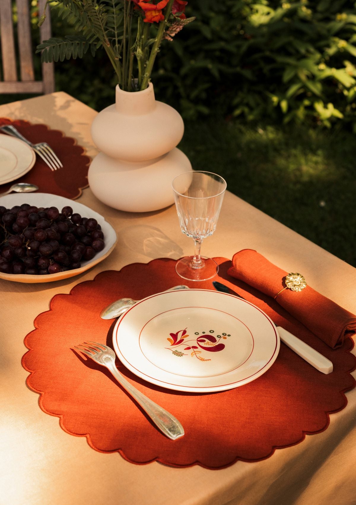 Red ocher scalloped round linen placemats (set of 2)