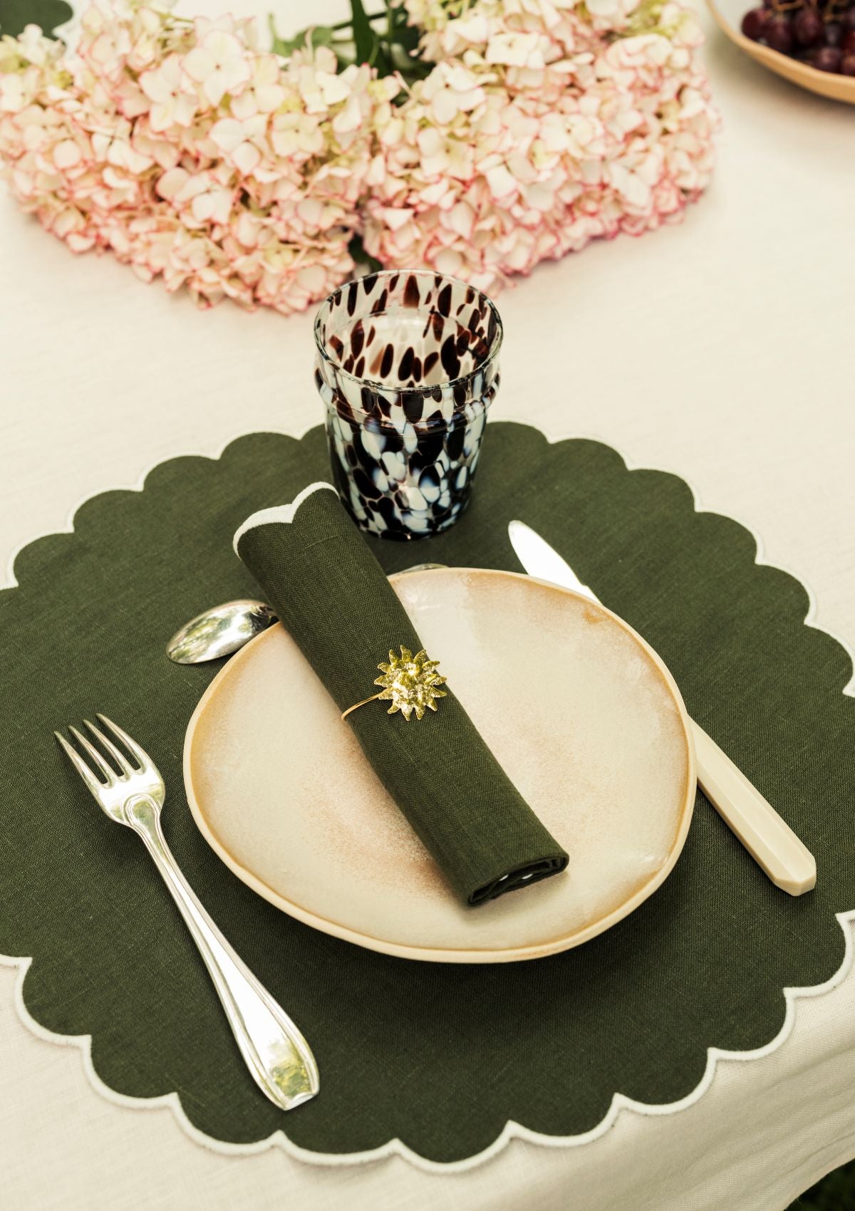 Les sets de table ronds festonnés en lin Vert forêt & Blanc