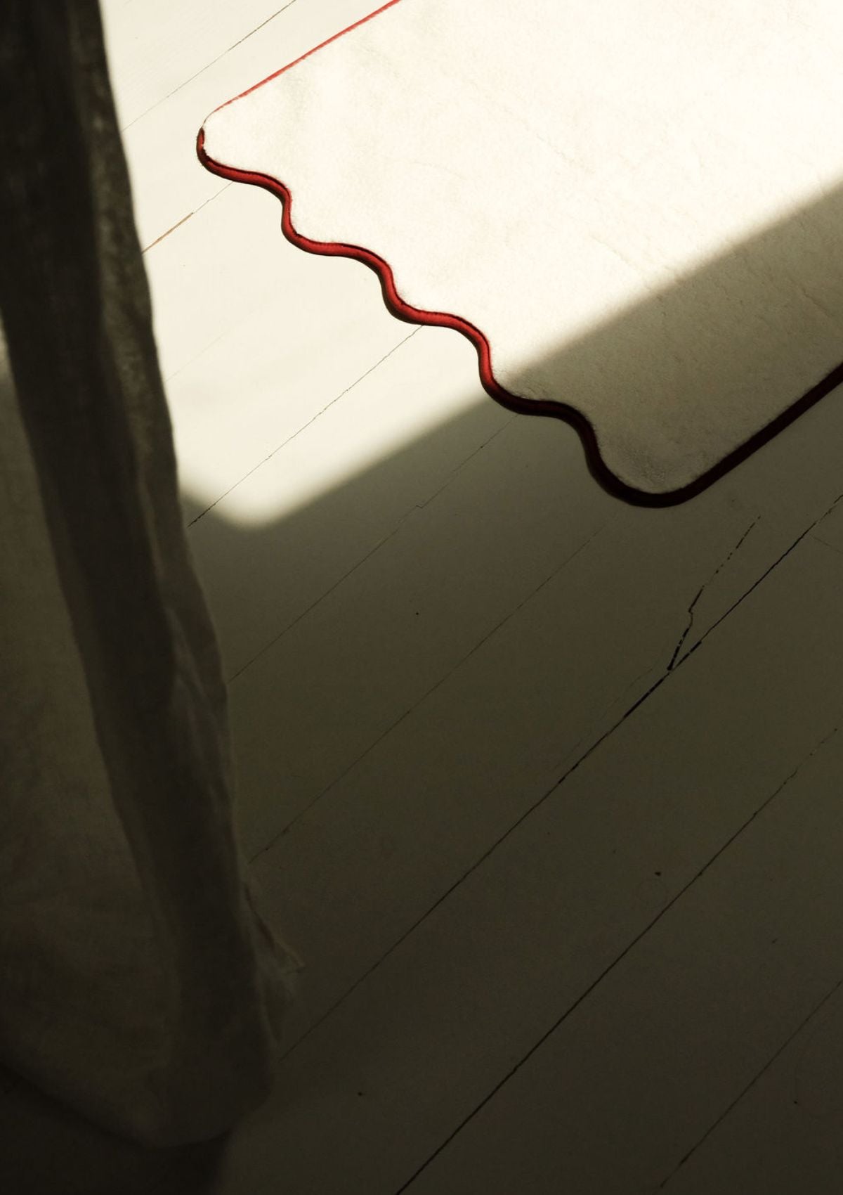 Le tapis de bain ondulé en coton ivoire & bordeaux