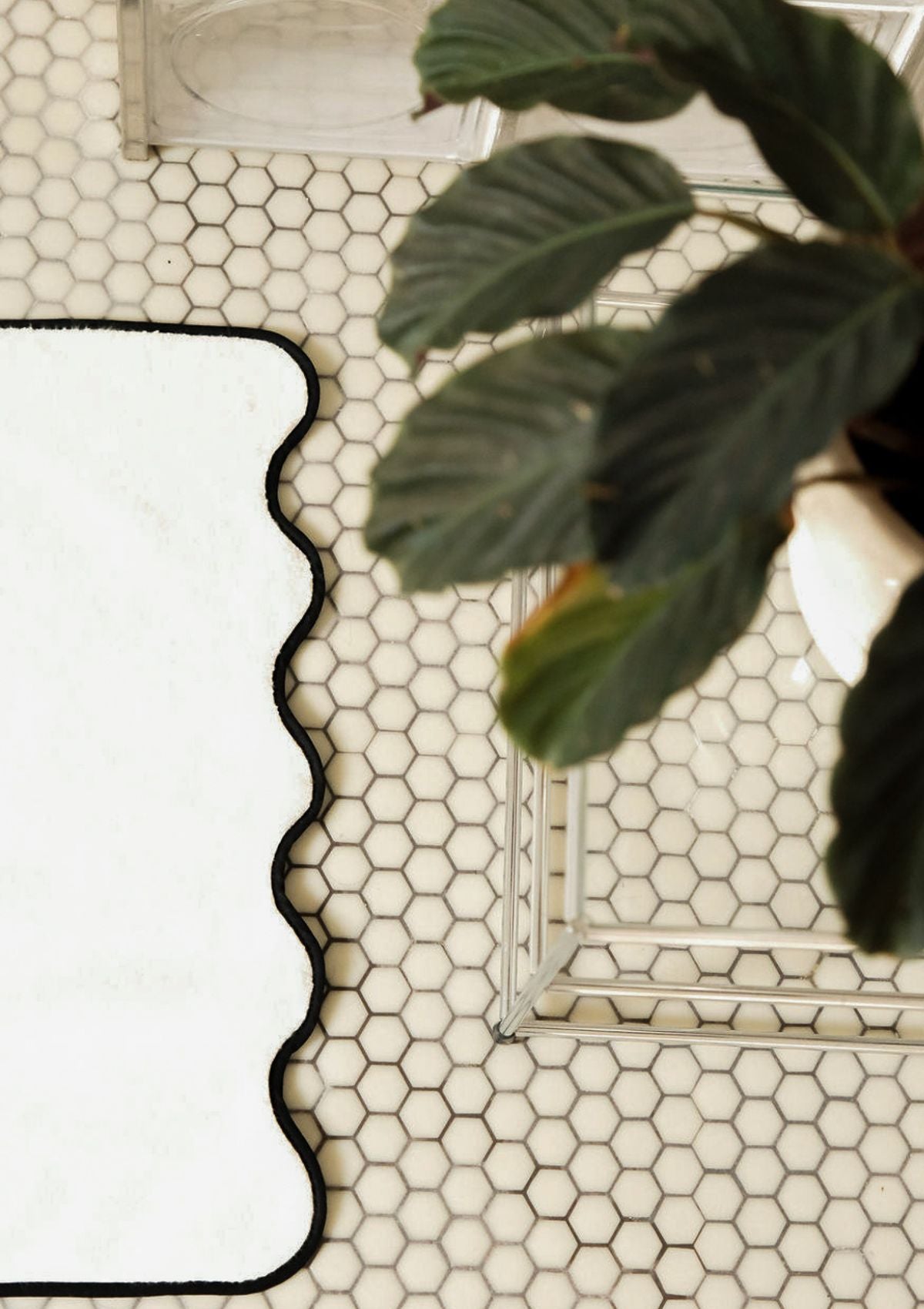 Le tapis de bain ondulé en coton ivoire & noir