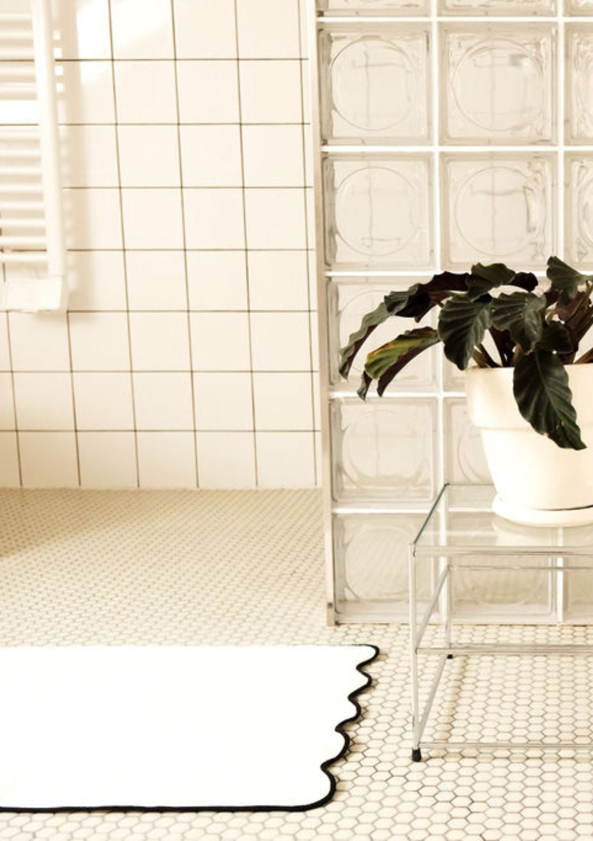 Le tapis de bain ondulé en coton ivoire & noir