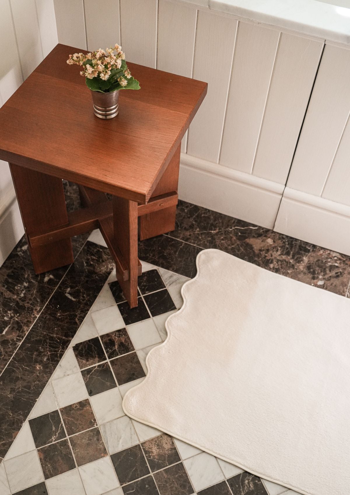 Le tapis de bain ondulé en coton ivoire