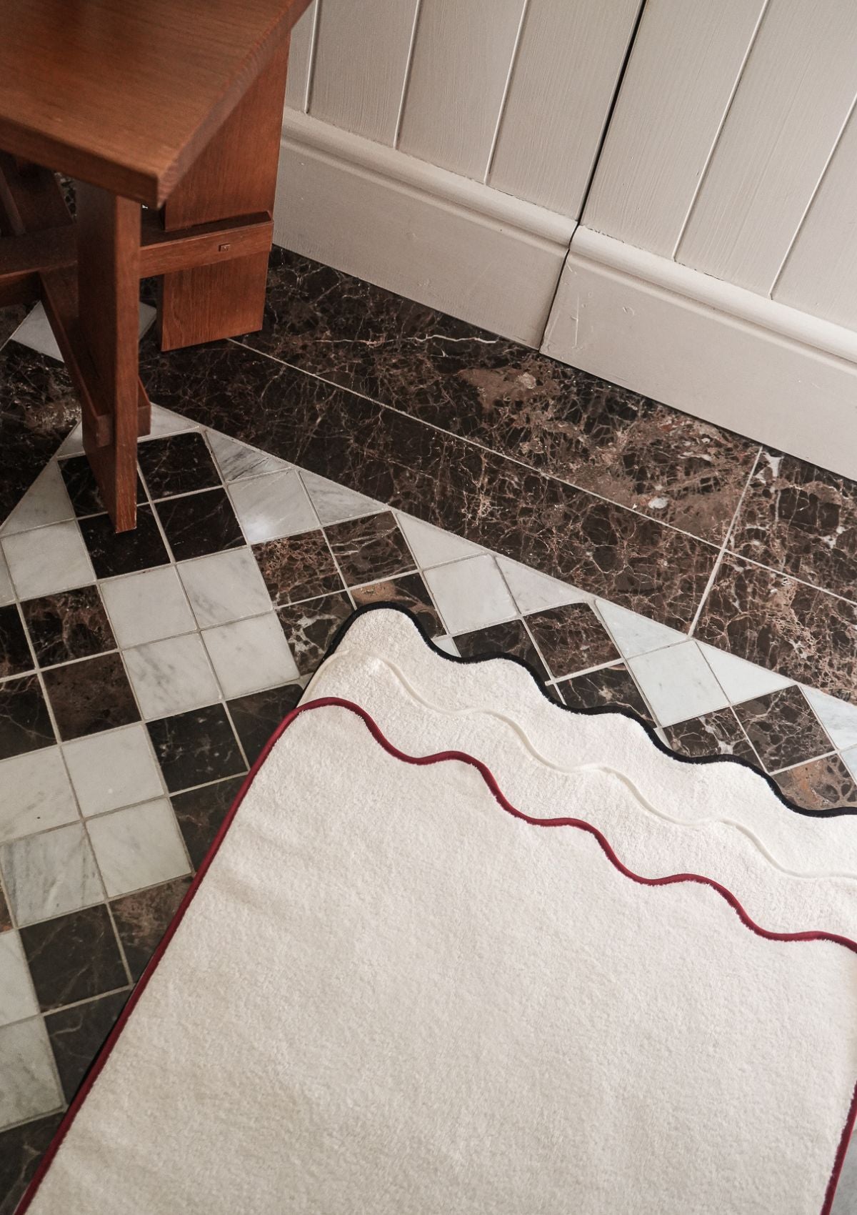 Le tapis de bain ondulé en coton ivoire & noir