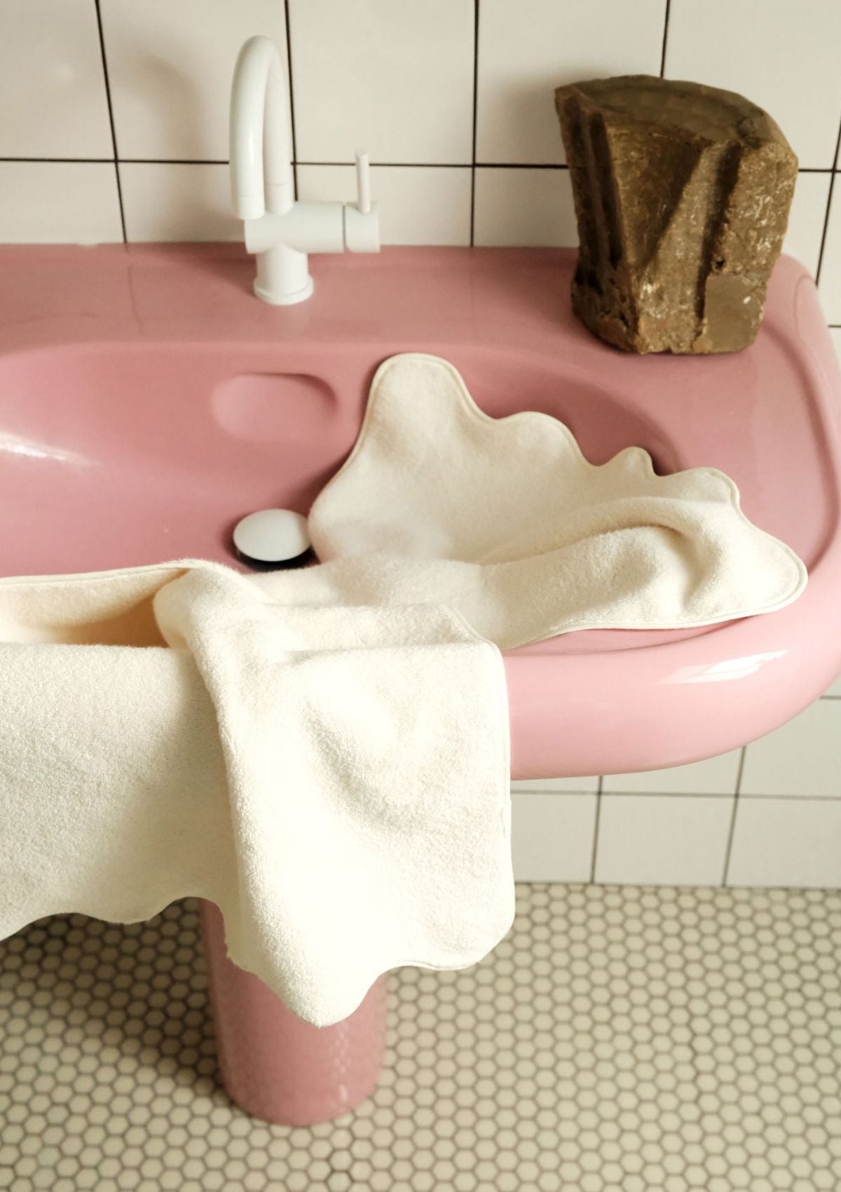 La serviette de toilette ondulée en coton ivoire