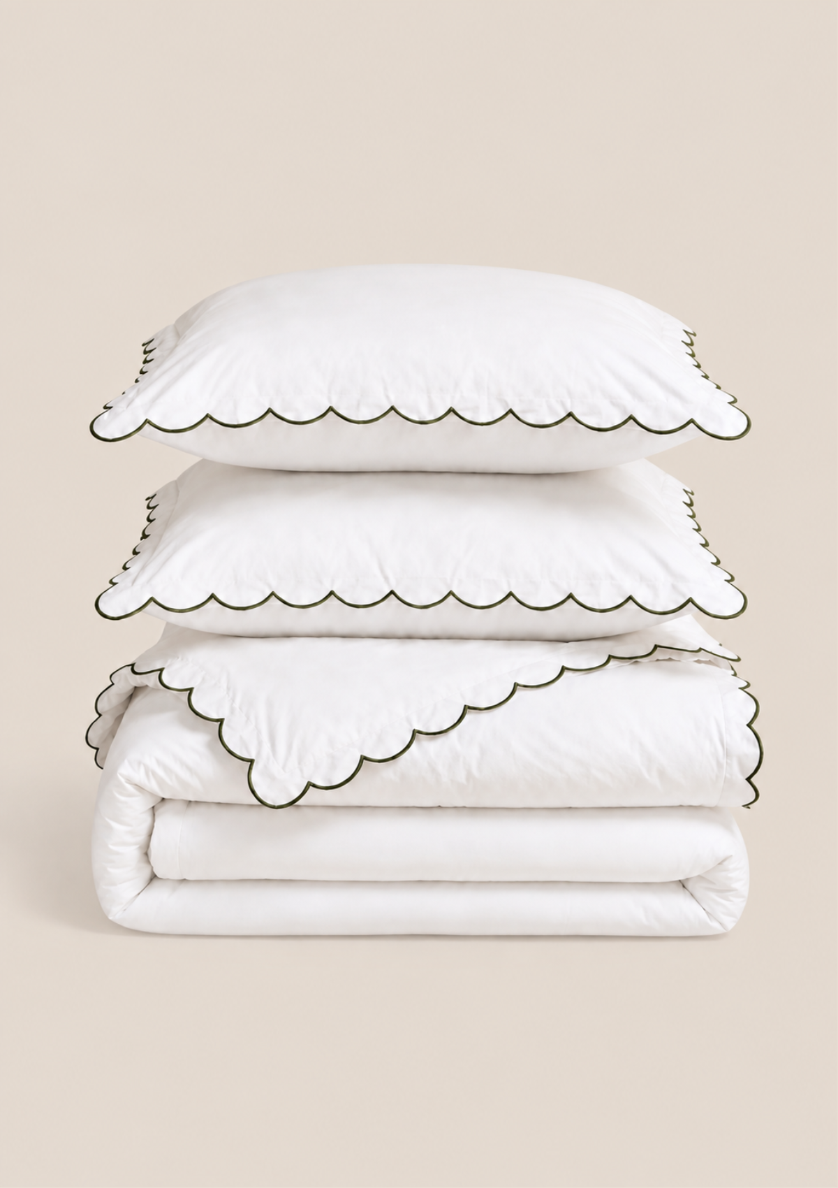 La parure de lit festonnée en percale de coton blanc & vert forêt