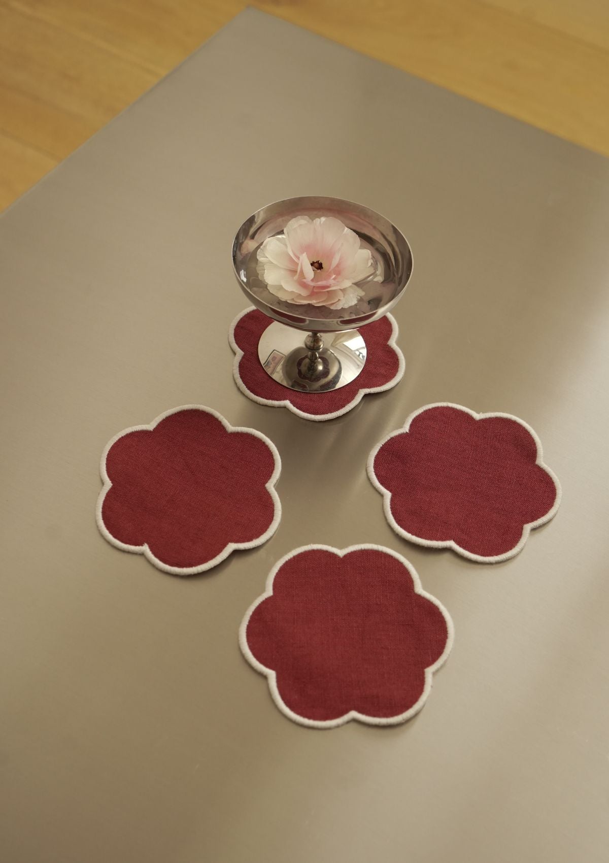 Les dessous de verre festonnés en lin Bordeaux & Blanc (lot de 4)