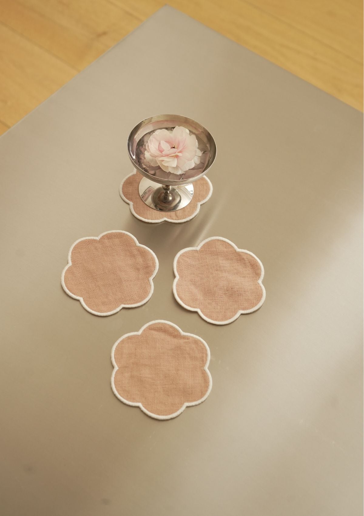 Les dessous de verre festonnés en lin Rose poudré & Blanc (lot de 4)