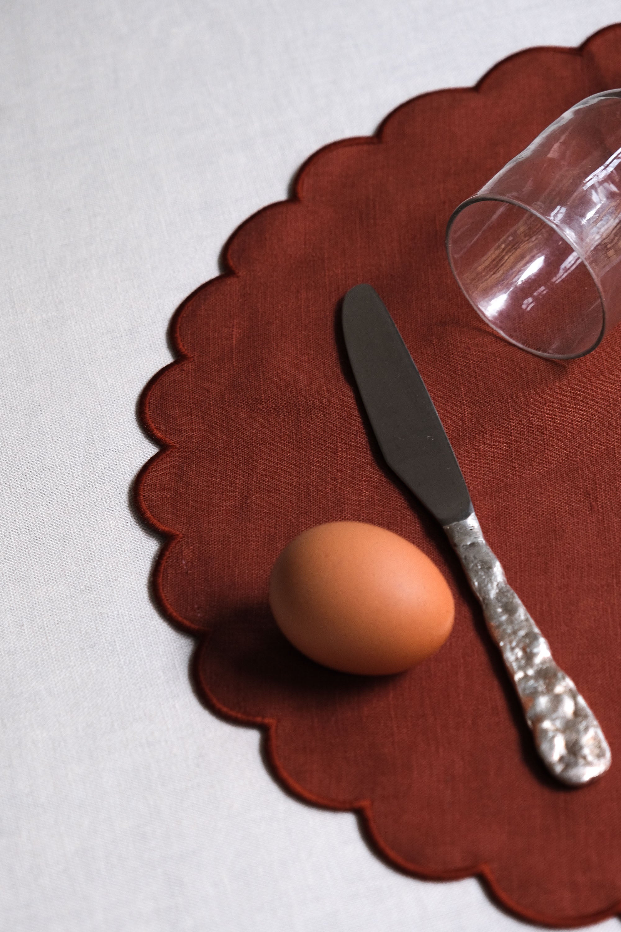 Les sets de table ronds festonnés en lin Tomette (lot de 2)