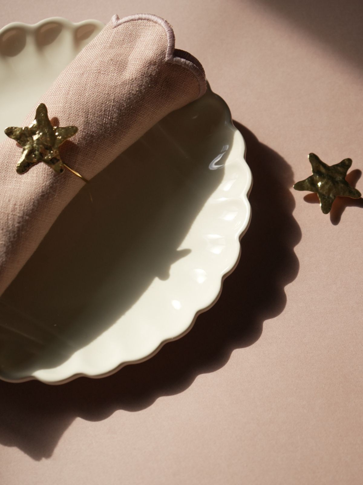 La confection des bijoux de table Tomète en laiton doré à l’or fin 24 Carats