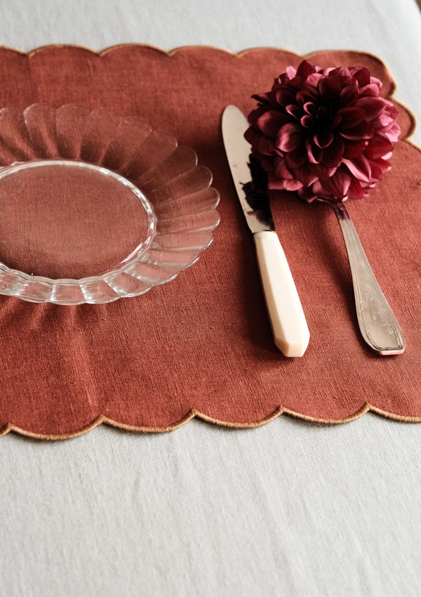 Rectangular scalloped placemats in two-tone linen Tomette &amp; Yellow Ocher