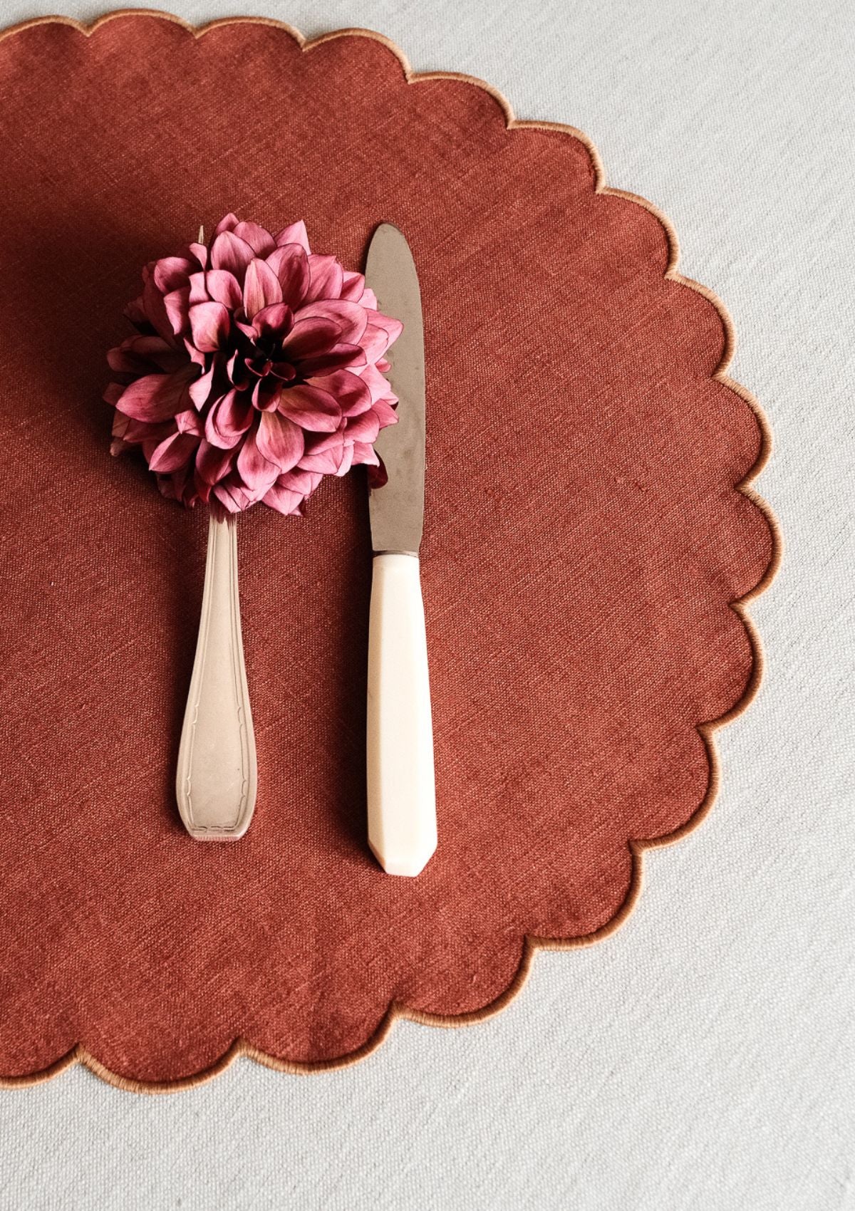 Scalloped round placemats in Tomette &amp; Yellow Ocher linen