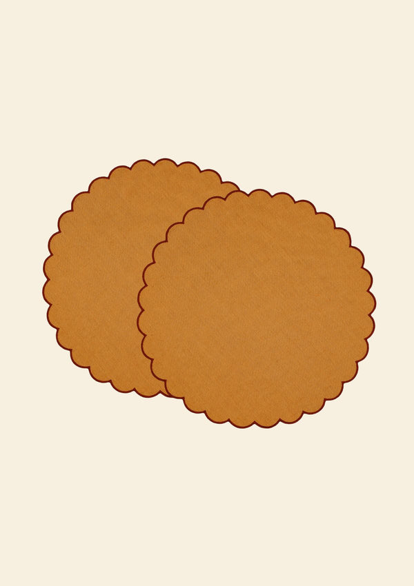 Round scalloped placemats in two-tone linen Yellow Ocher &amp; Tomette