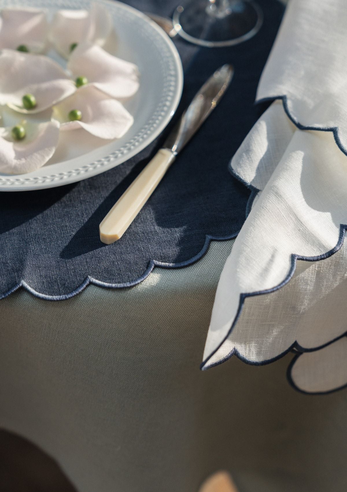 Les serviettes de table festonnées en lin Blanc & Bleu ardoise