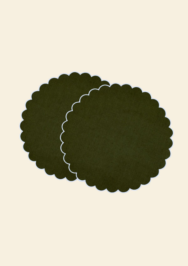 Round scalloped placemats in two-tone linen Forest Green &amp; White