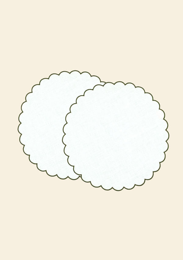 Round scalloped placemats in two-tone linen White &amp; Forest green