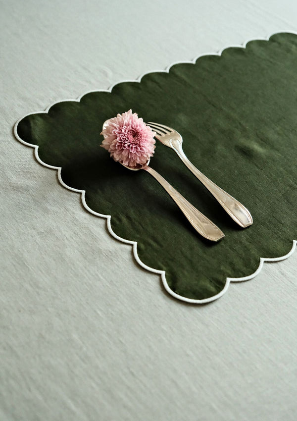 Rectangular scalloped placemats in two-tone linen Forest Green &amp; White