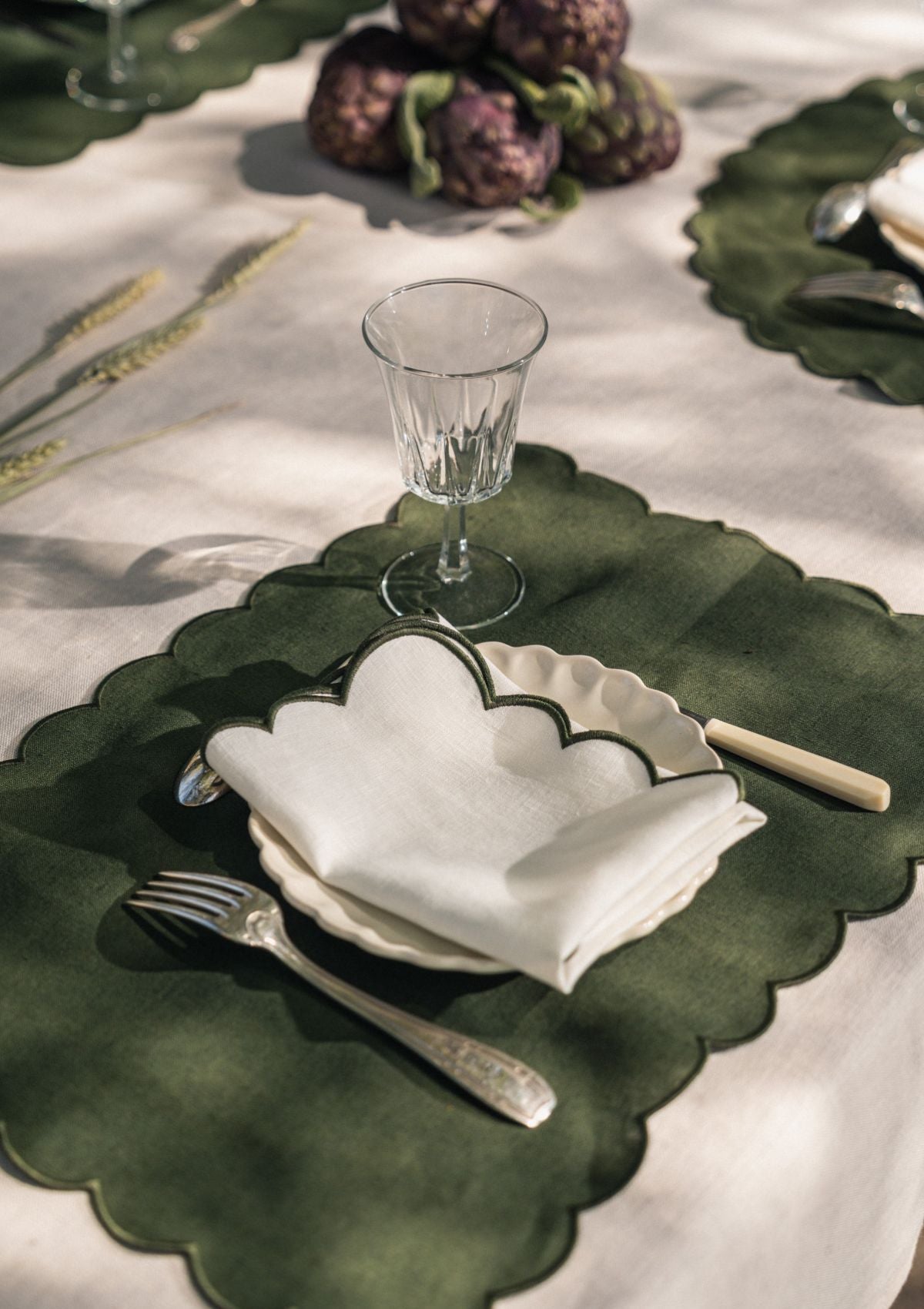 Les serviettes de table festonnées en lin Blanc & Vert forêt