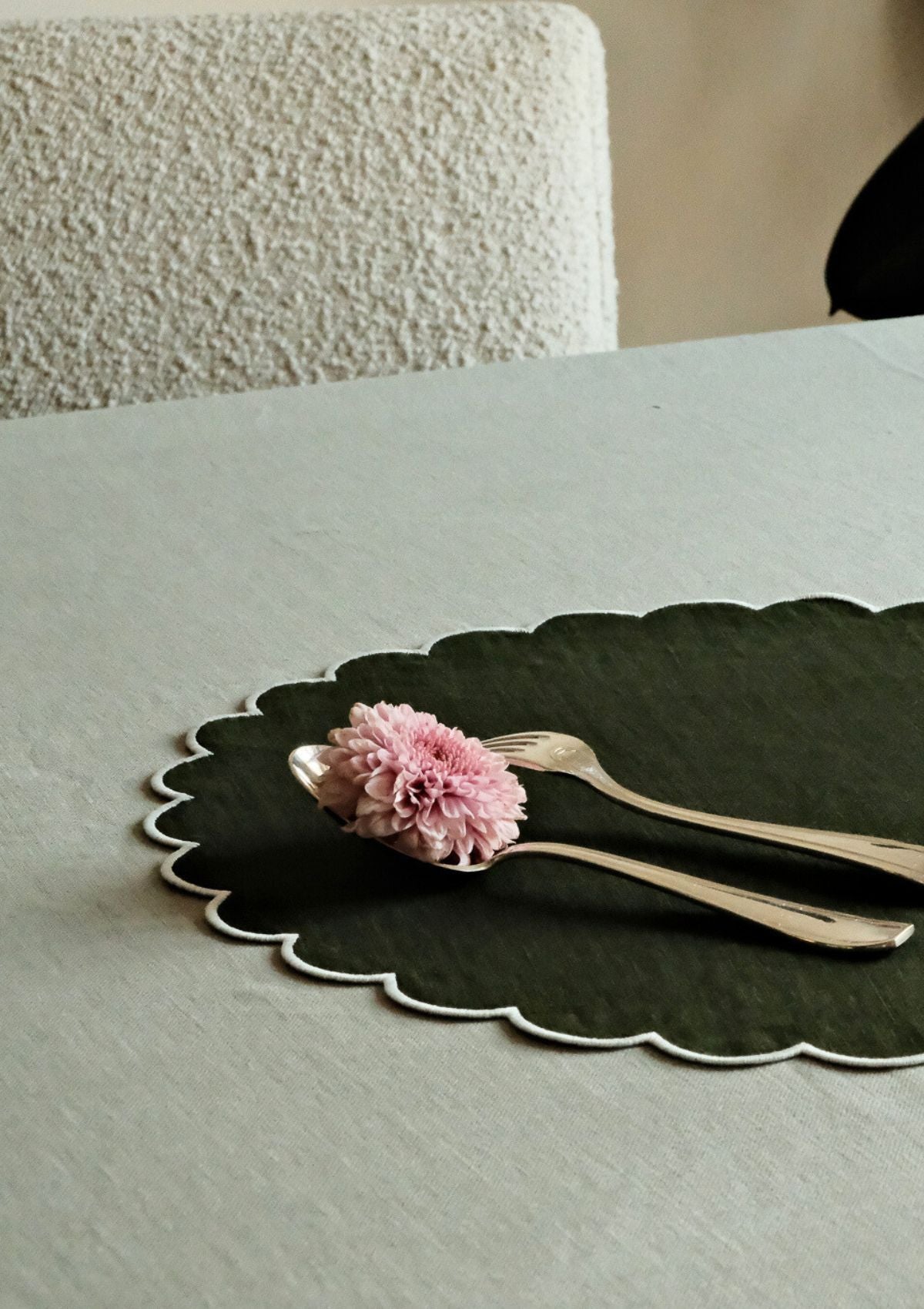 Round scalloped placemats in Forest Green &amp; White linen