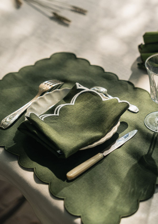 Les serviettes de table festonnées en lin bicolores Vert forêt & Blanc
