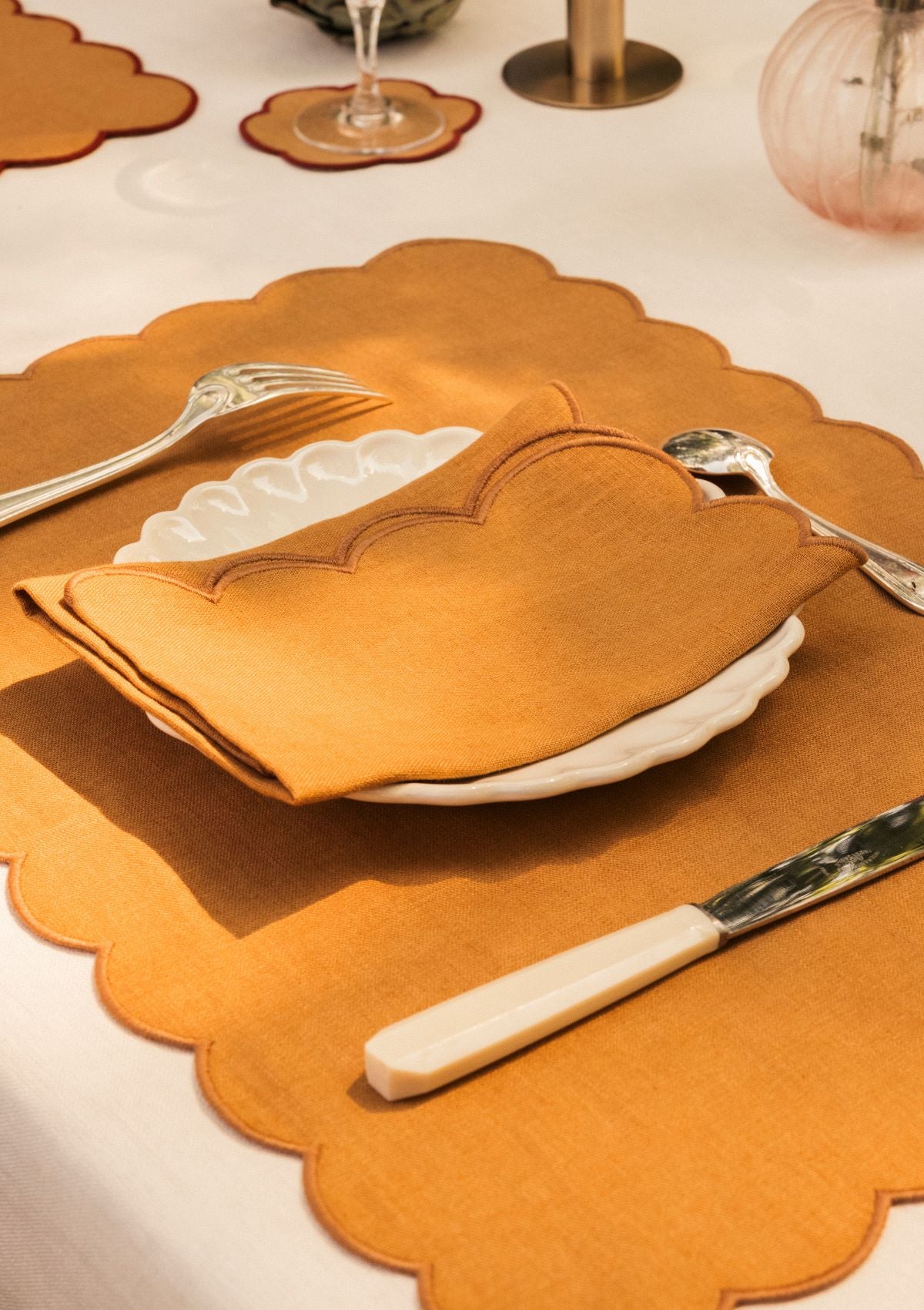 Les serviettes de table festonnées en lin Ocre jaune (lot de 2)