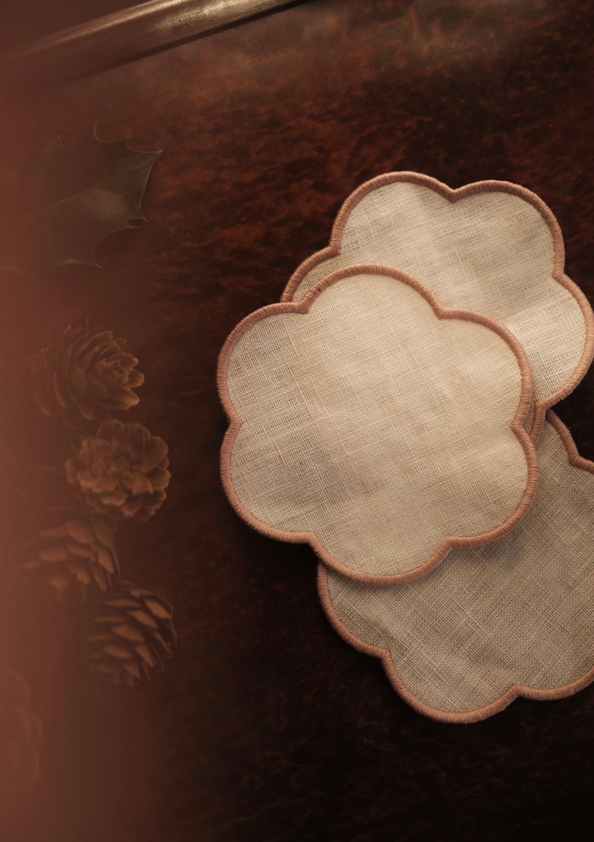 Scalloped linen coasters Powder pink &amp; White (set of 4)