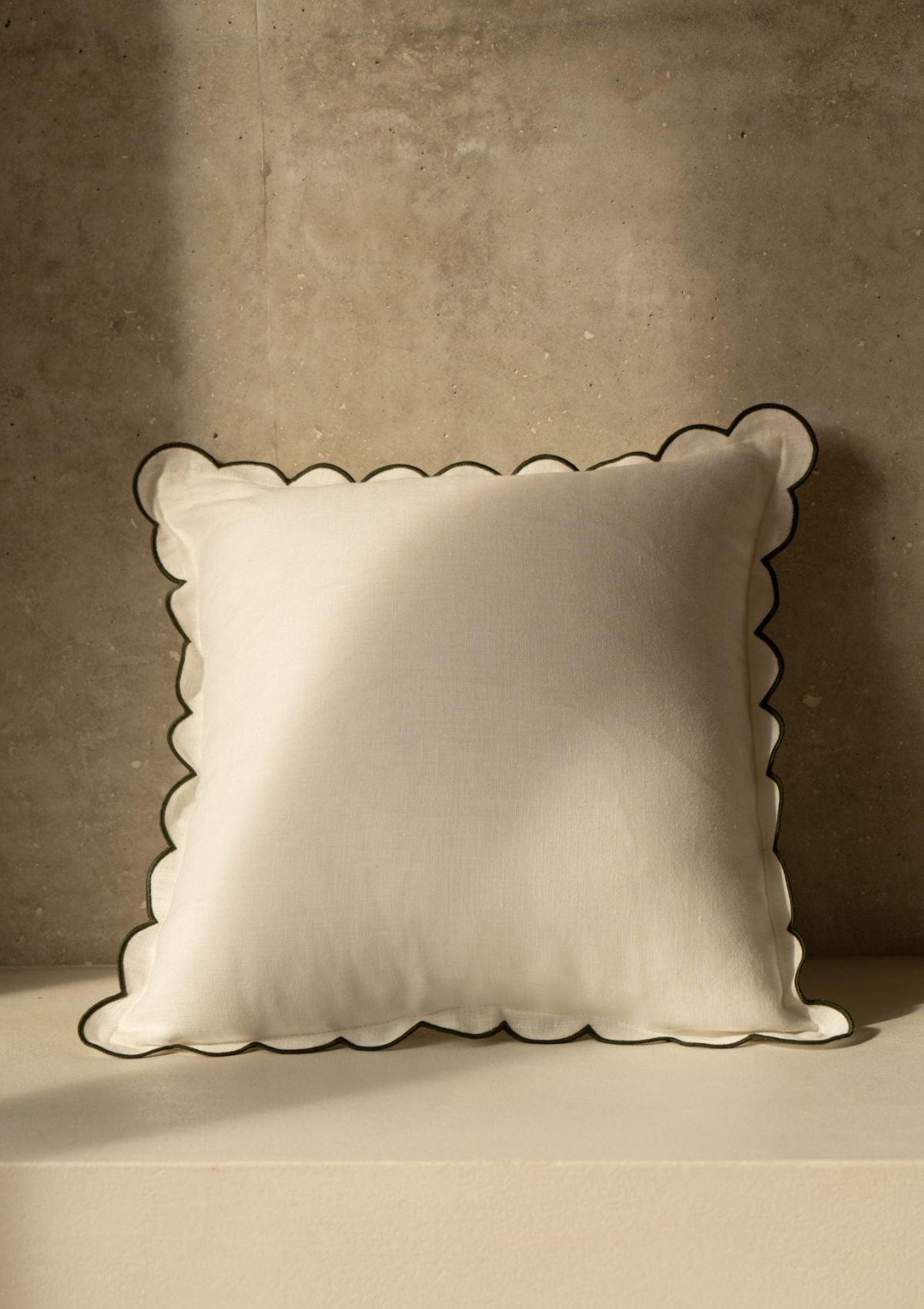 The square scalloped linen cushion White & Forest green