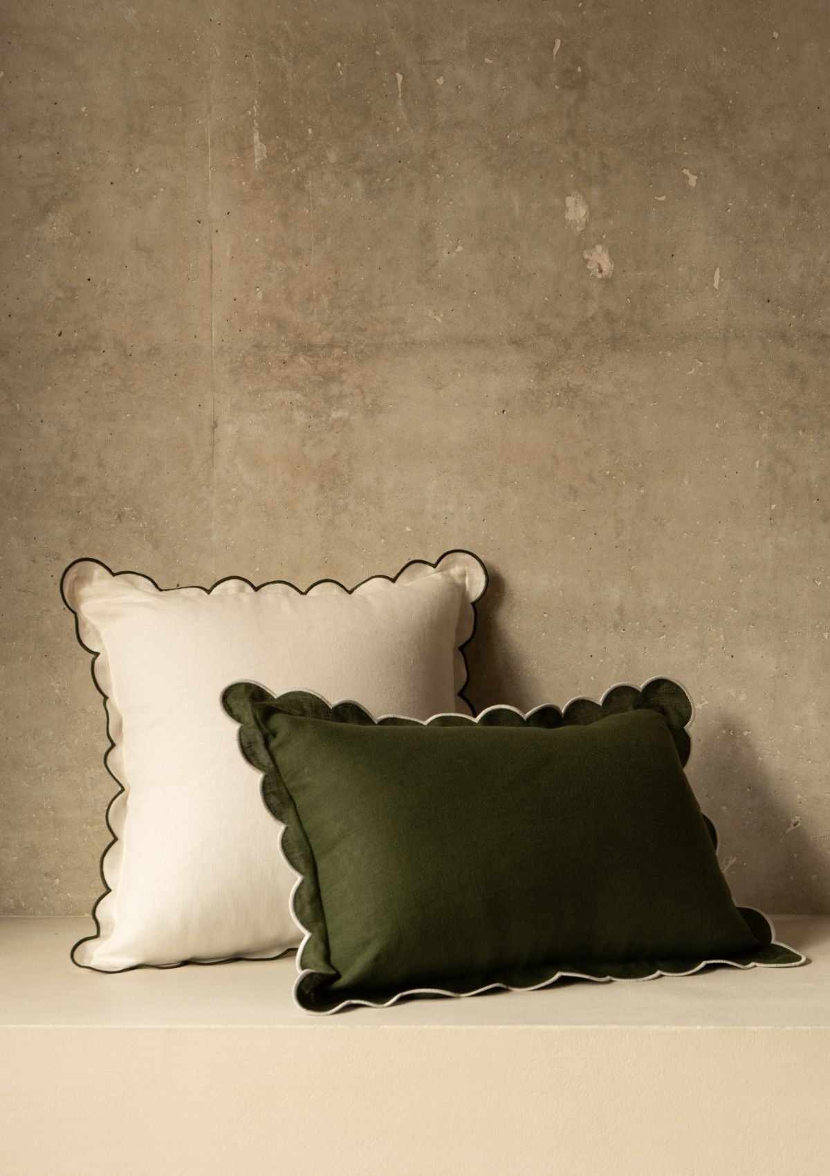 The square scalloped linen cushion White & Forest green
