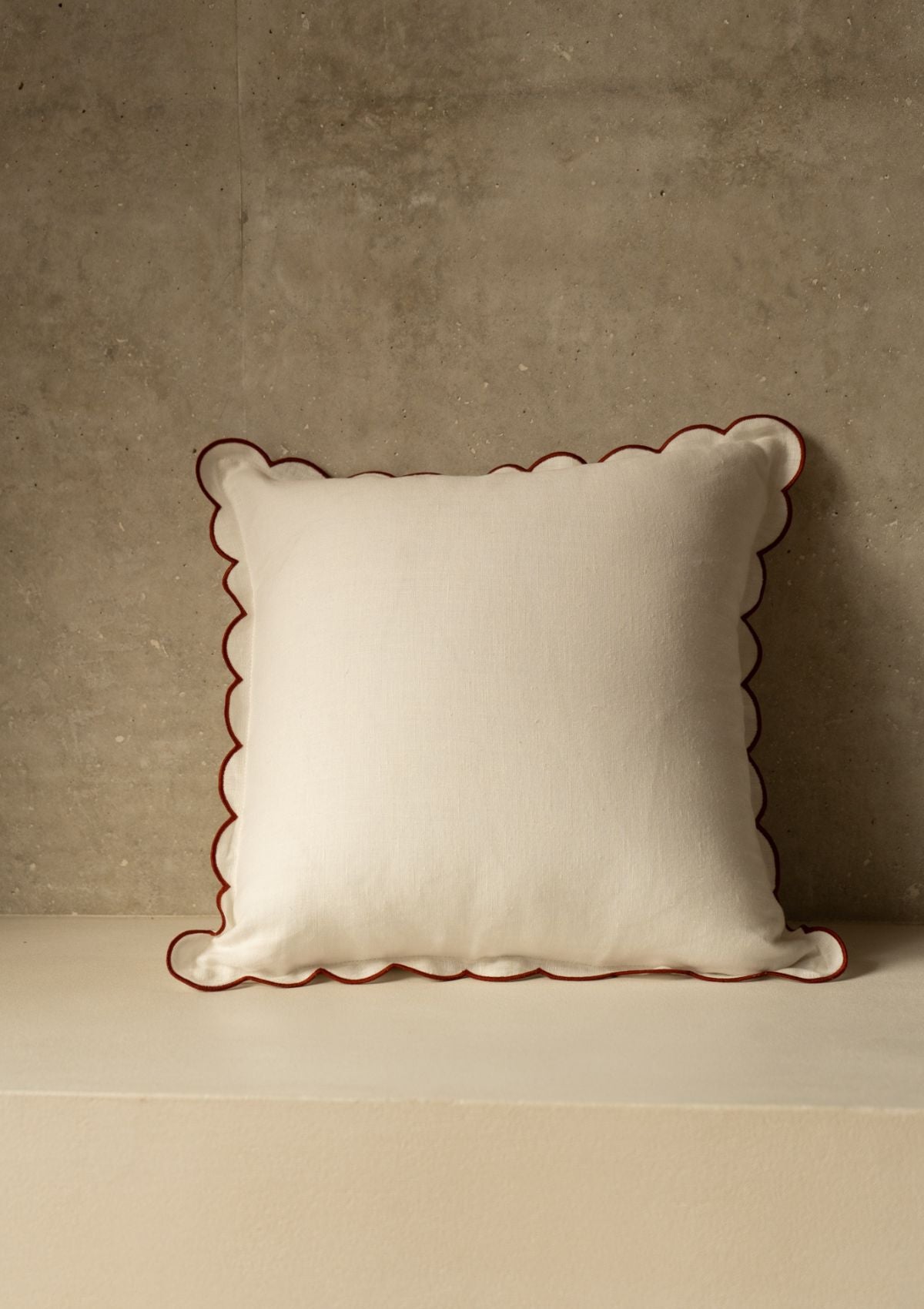 The square scalloped linen cushion White & Red ocher