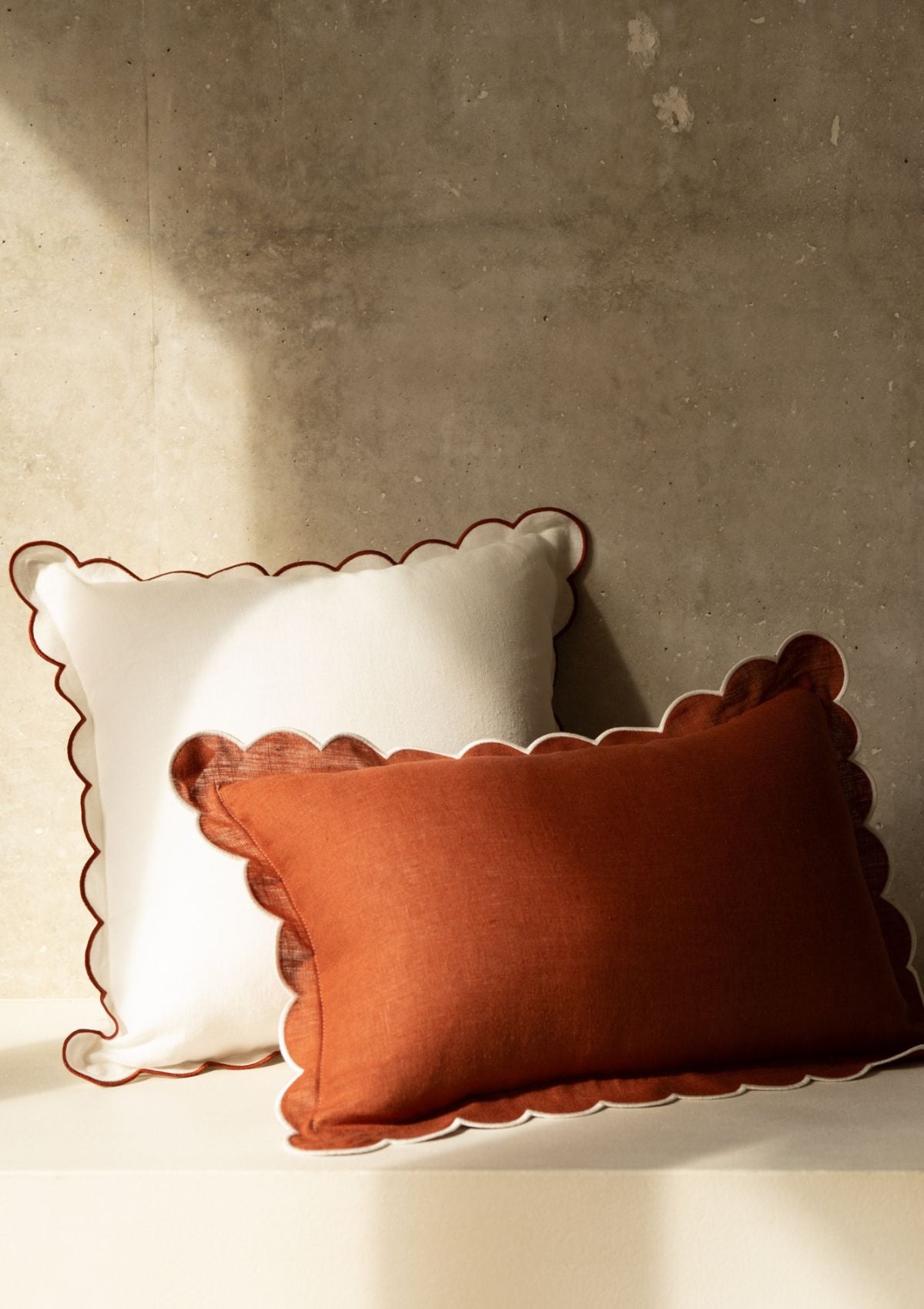 The square scalloped linen cushion White & Red ocher