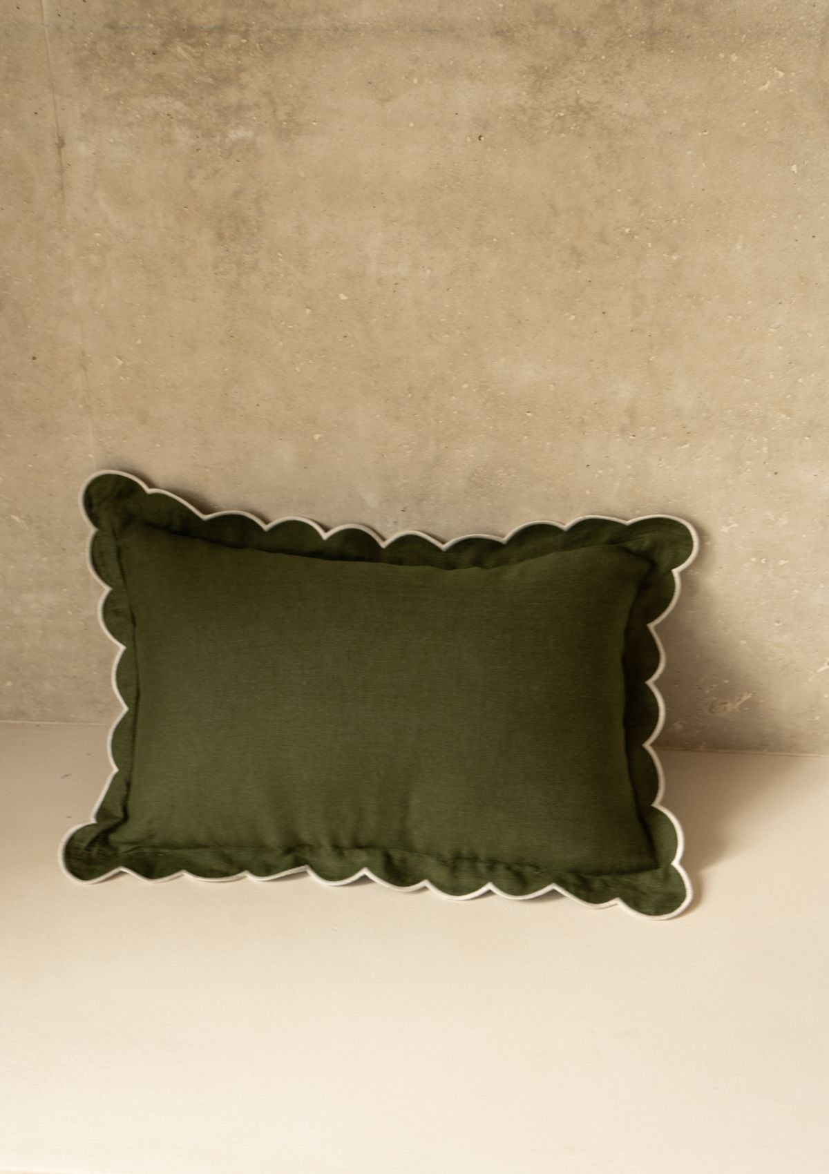 Rectangular scalloped linen cushion Forest green & White