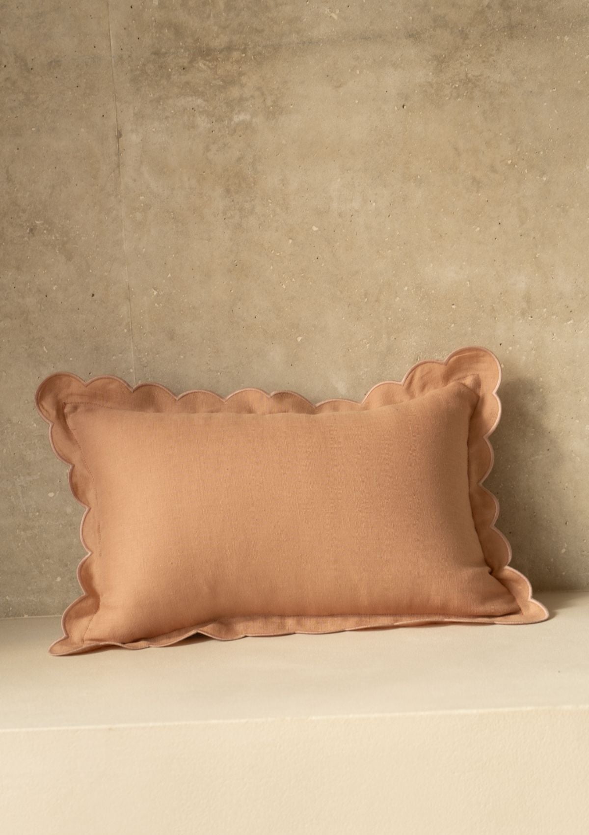 Rectangular scalloped linen cushion Powder pink