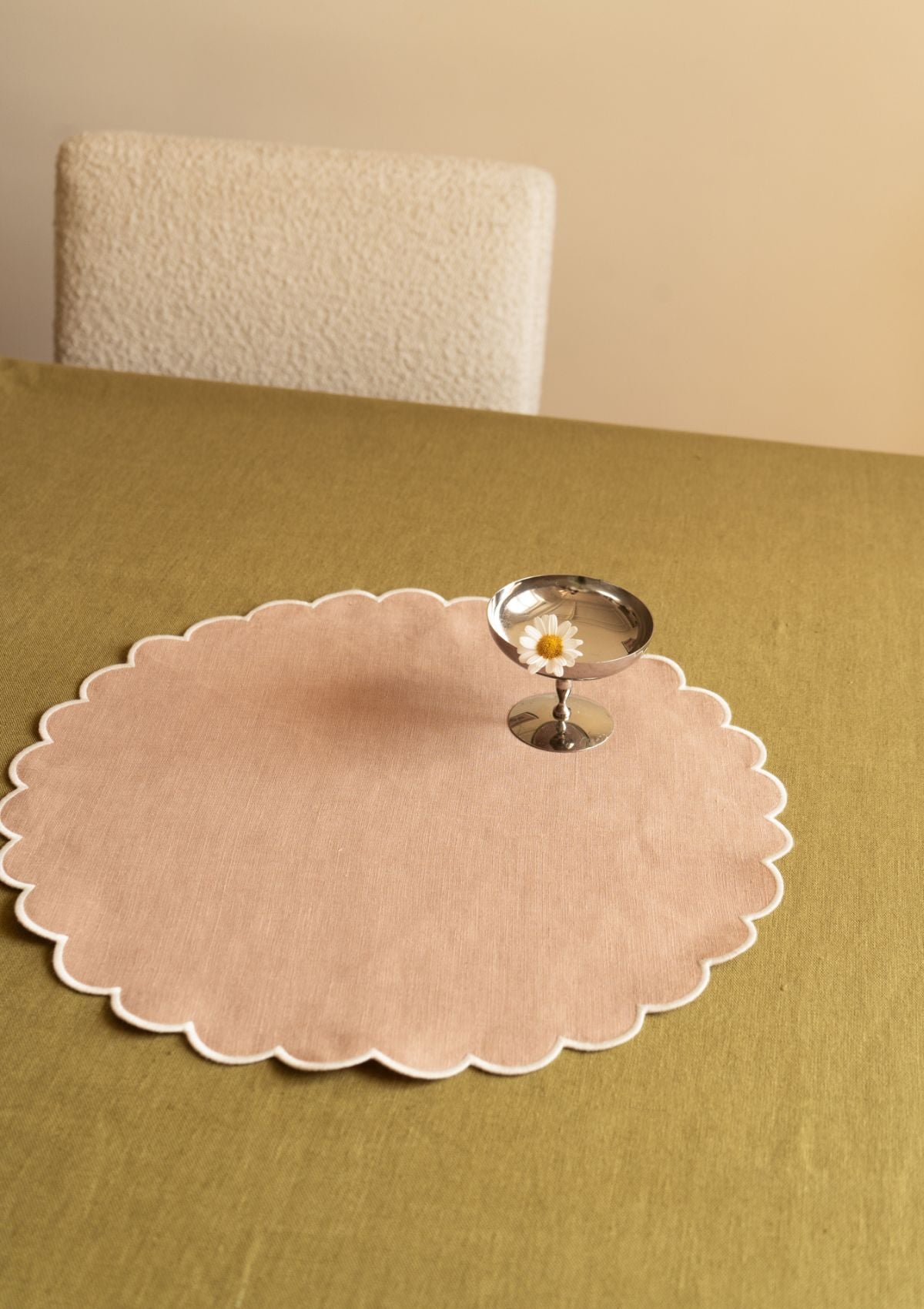 Scalloped round placemats in Powder pink & White linen