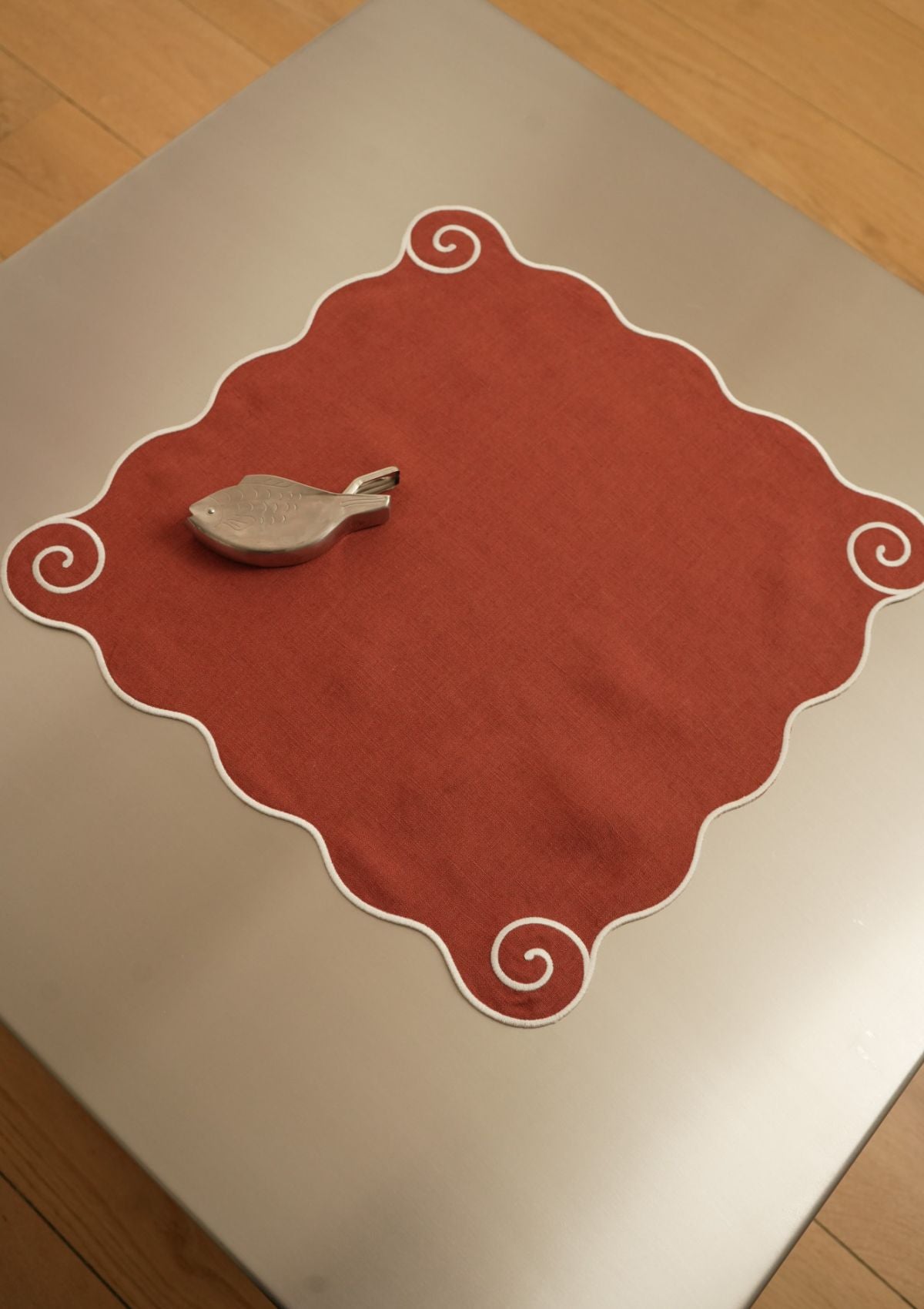 Volute Tomette & White Linen Napkin
