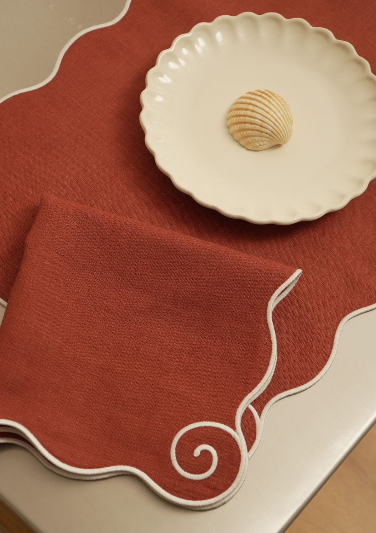 Volute Tomette & White Linen Napkin