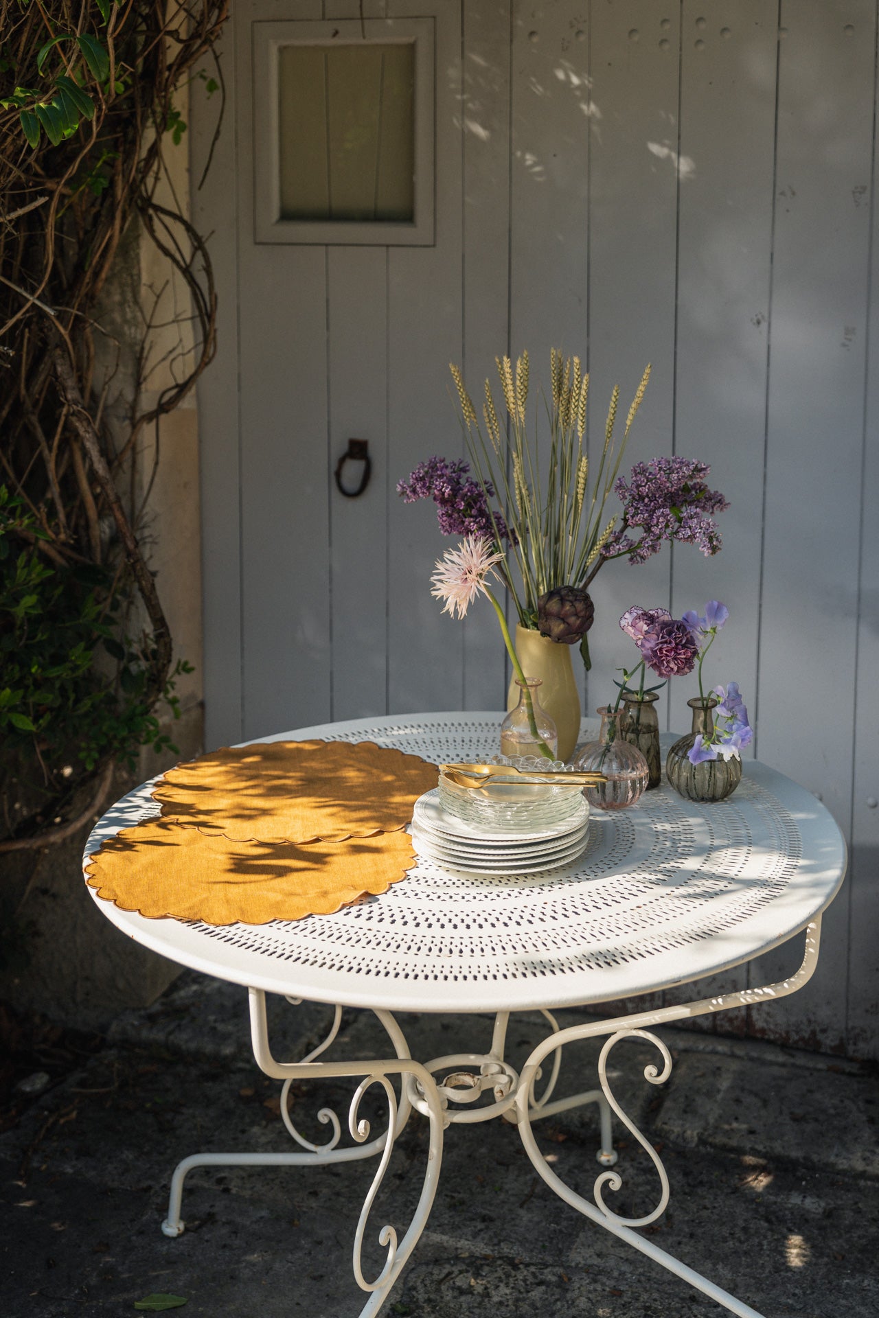 Round scalloped placemats in yellow ocher linen